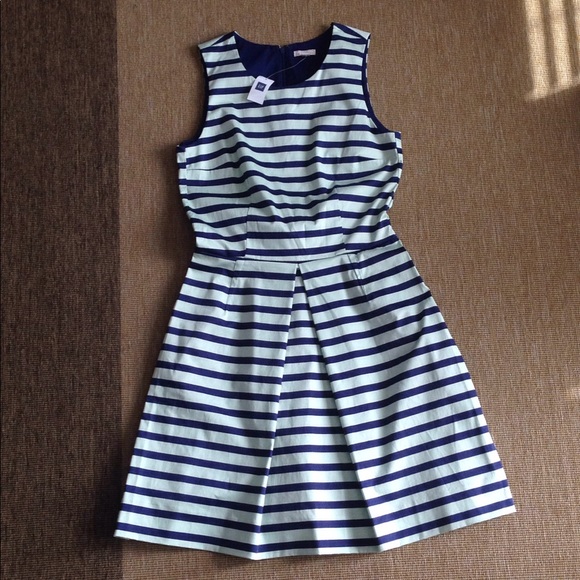 GAP Dresses & Skirts - NWT Gap fit & flare dress. Size 4 tall